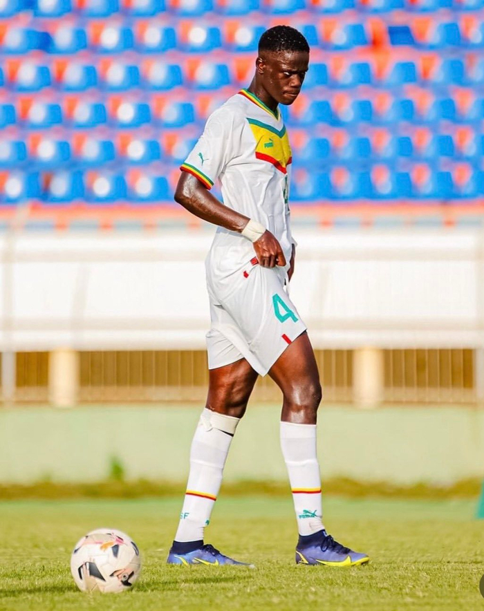 实时比分-米兰75万欧签下18岁塞内加尔中卫西塞|AC米兰|中后卫|意大利|马利克·西塞|非欧名额_新浪体育_新浪新闻